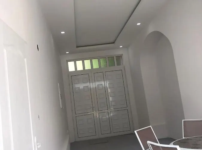 アパート Nera De Lux ベラ・ツルクバ