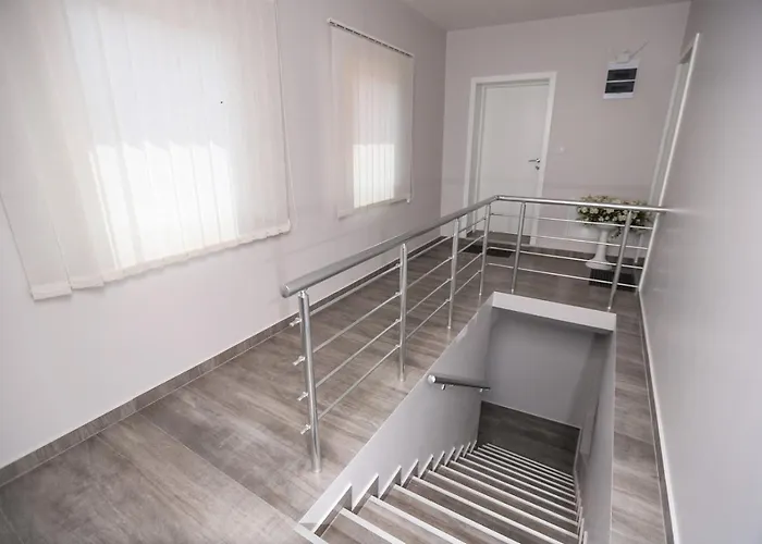 アパート Nera De Lux ベラ・ツルクバ